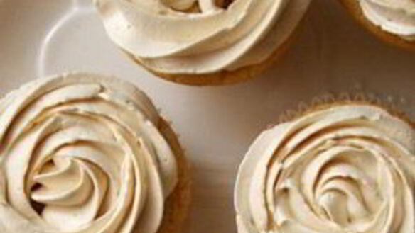 ШАГ 4. капкейки с молочной карамелью и кремом