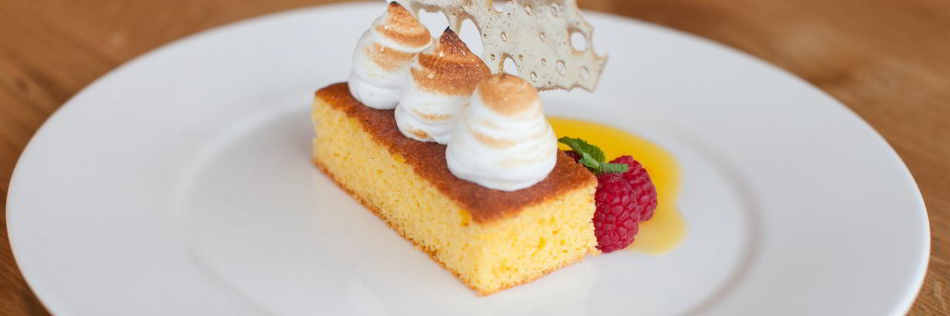 Кекс из поленты с меренгой и карамелью