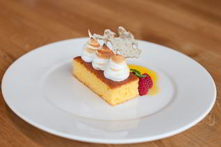 Кекс из поленты с меренгой и карамелью