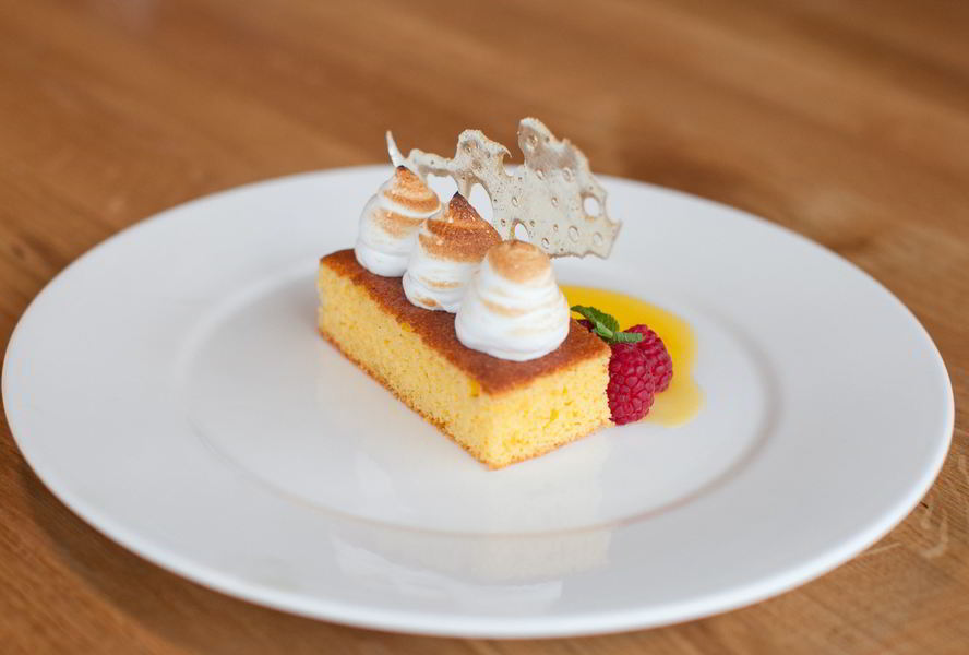 Кекс из поленты с меренгой и карамелью