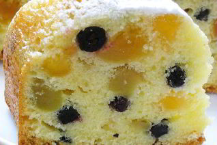 Кекс на йогурте с персиками, грушами и черноплодной рябиной