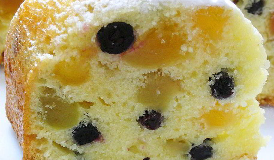 Рецепт кекс на йогурте с персиками, грушами и черноплодной рябиной