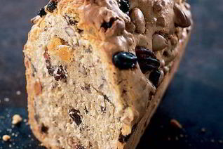 Кекс с изюмом и орехами