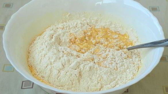 ШАГ 3. кекс с кизилом на сгущенке