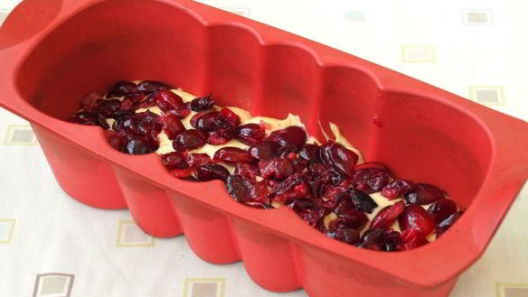 ШАГ 6. кекс с кизилом на сгущенке