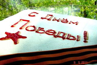 Кекс с кремом и фруктами