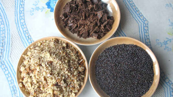 ШАГ 13. кекс с маком, орехами и шоколадом три желания