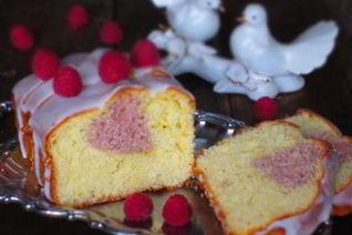 Кекс с малиновым сердечком