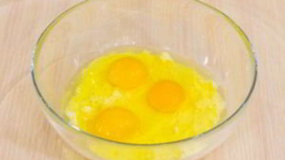 ШАГ 3. кекс с марципаном и клюквой