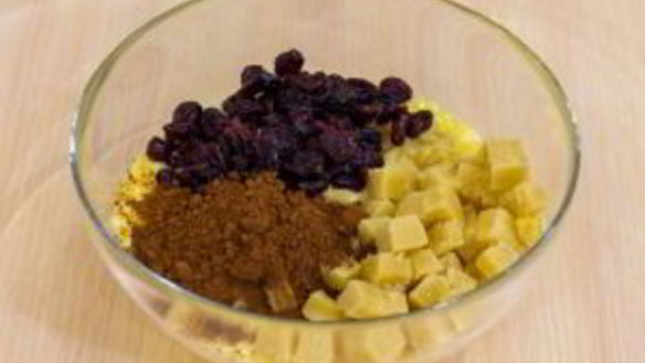 ШАГ 5. кекс с марципаном и клюквой