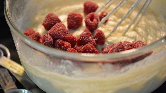 ШАГ 4. кекс с рикоттой и малиной