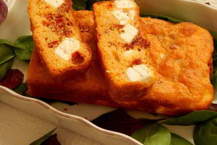 Кекс с вялеными помидорами и сыром фета