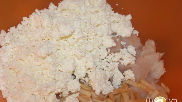 ШАГ 3. кексы удивительные с творогом, курицей и яблоком