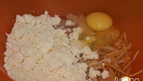 ШАГ 4. кексы удивительные с творогом, курицей и яблоком