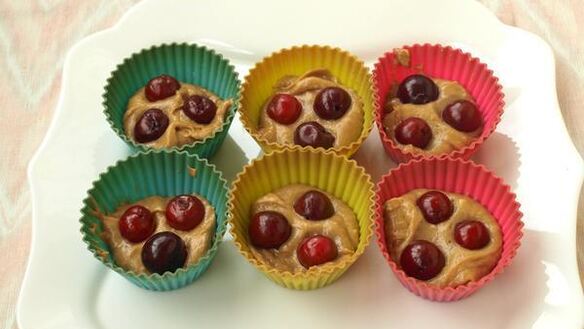 ШАГ 4. кофейные кексы с вишней