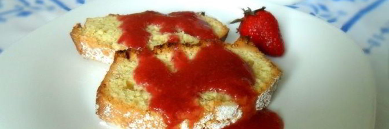 Ореховый кекс с клубничным соусом