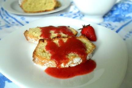 Ореховый кекс с клубничным соусом