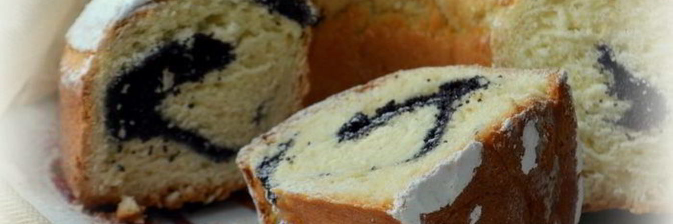 Припорошенный снегом дрожжевой кекс с маком