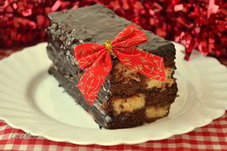 Шахматный бисквитный кекс