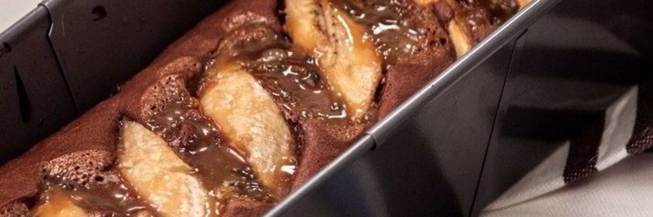 Шоколадный кекс с бананом и карамелью