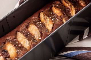 Шоколадный кекс с бананом и карамелью