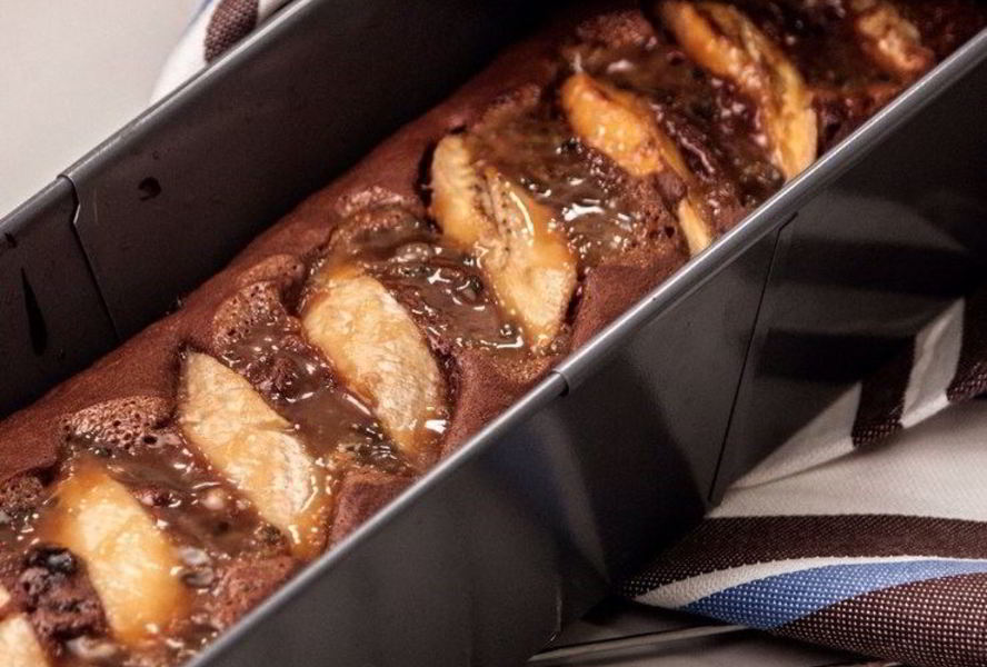 Шоколадный кекс с бананом и карамелью