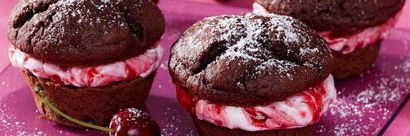 Шоколадные кексы с творожно-вишневой начинкой