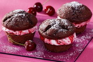 Шоколадные кексы с творожно-вишневой начинкой