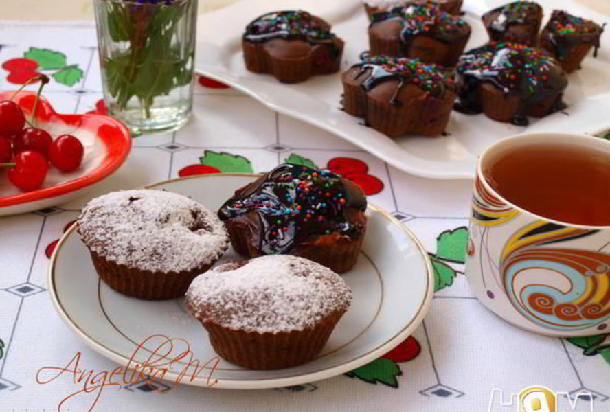 Шоколадные кексы с вишней