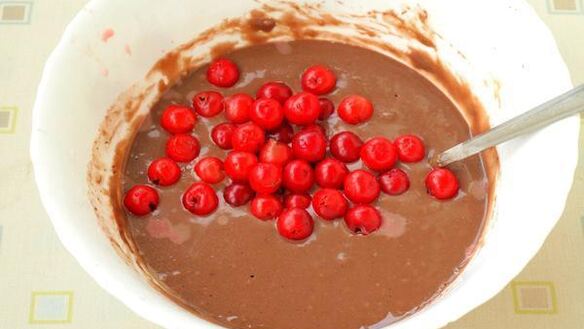 ШАГ 4. шоколадные кексы с вишней