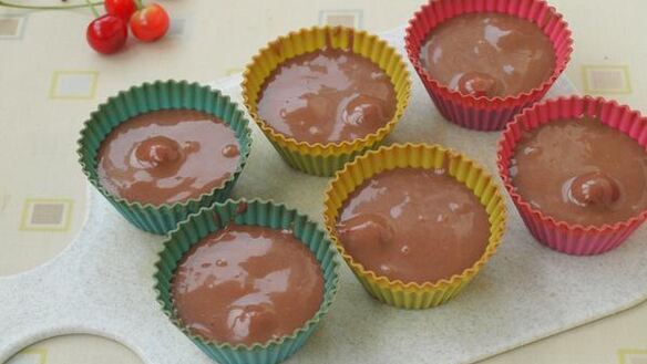 ШАГ 5. шоколадные кексы с вишней