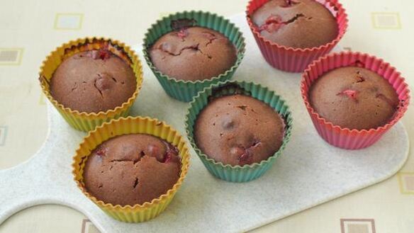 ШАГ 6. шоколадные кексы с вишней