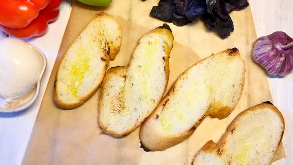 ШАГ 2. багет с моцареллой и перцем