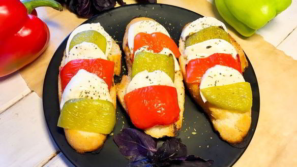 ШАГ 4. багет с моцареллой и перцем