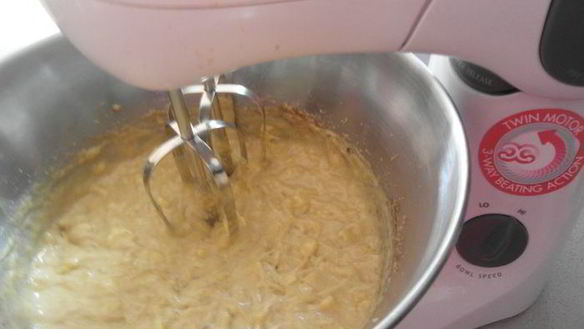 ШАГ 4. банановый пирог-хлеб с финиками и орехами пекан