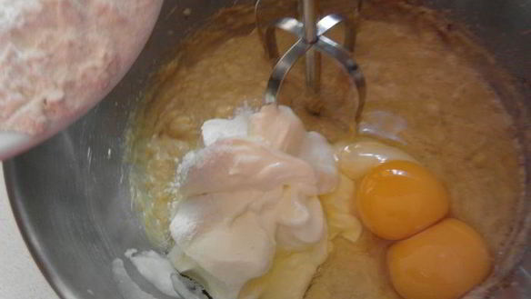 ШАГ 5. банановый пирог-хлеб с финиками и орехами пекан