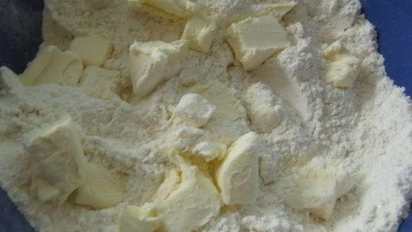 ШАГ 3. галеты с черешней и шоколадом