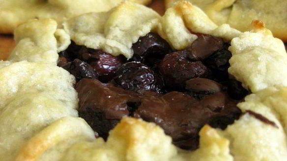 ШАГ 7. галеты с черешней и шоколадом