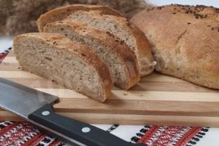 Горчичный хлеб из цельнозерновой муки с семенами льна