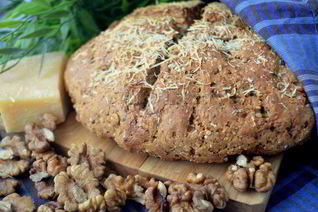 Ирландский содовый хлеб с пармезаном и грецкими орехами