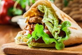 Хлеб питта с куриными котлетами