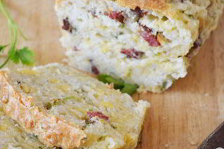 Хлеб с копченым беконом и сыром чеддер