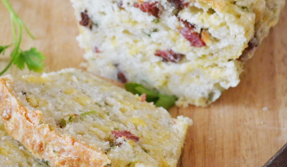 Рецепт хлеб с копченым беконом и сыром чеддер