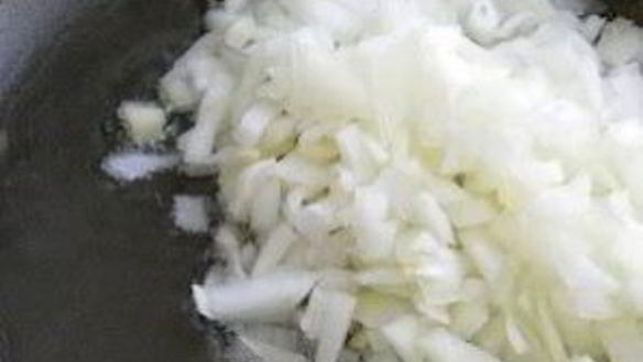 ШАГ 2. хлеб с луком и маслинами