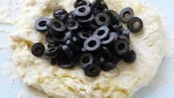 ШАГ 9. хлеб с луком и маслинами