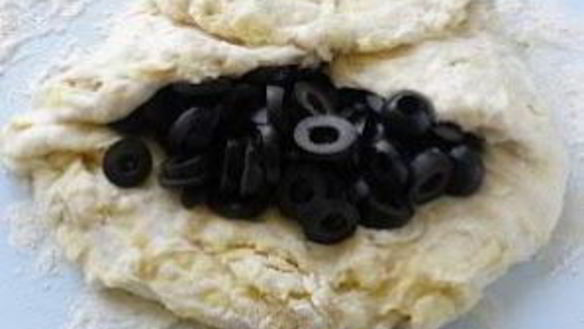 ШАГ 10. хлеб с луком и маслинами