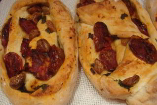 Хлеб с печеными помидорами и чесноком