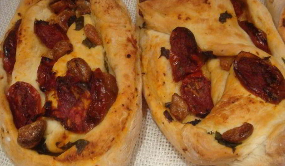 Рецепт хлеб с печеными помидорами и чесноком