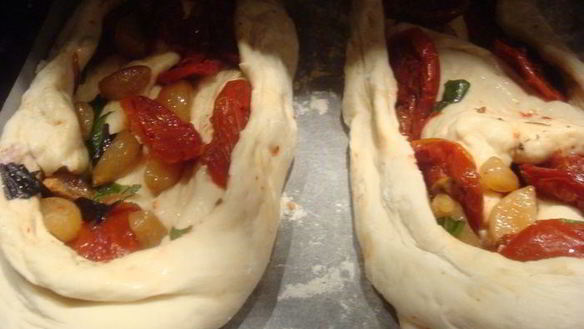 ШАГ 6. хлеб с печеными помидорами и чесноком