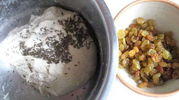 ШАГ 4. хлеб с тмином и изюмом